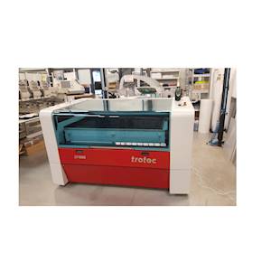 Le laser TROTEC SP500 nous permet de réaliser des découpes et des gravures sur de nombreux supports : Plexi incolore, plexi coloré, bois, acrylique...